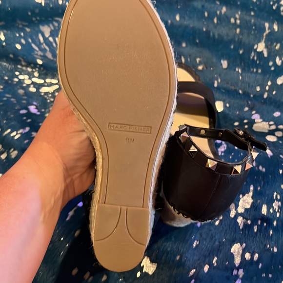 New never worn Marc fisher wedges with studs in black size 11 - Picture 4 of 4